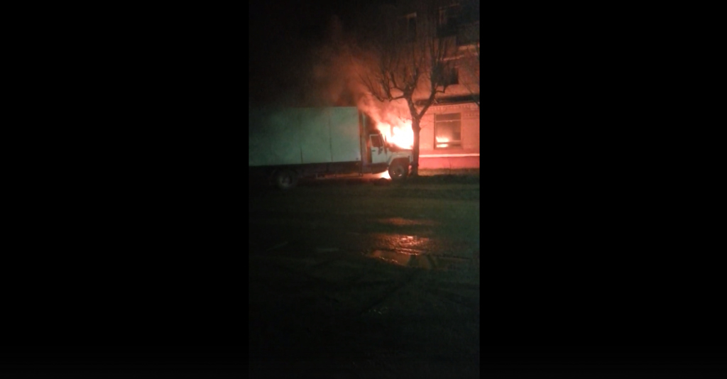 В Чепецке ночью грузовик врезался в дерево и загорелся
