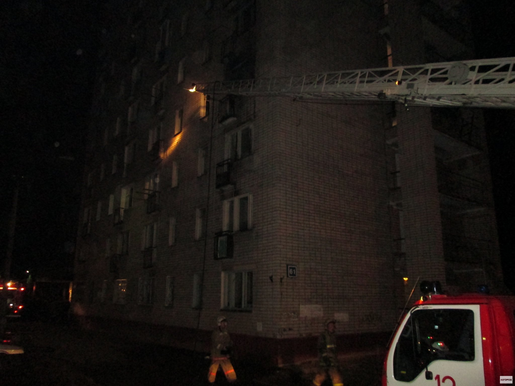 В Чепецке в квартире вспыхнуло пламя: хозяйку с ожогами увезли в больницу