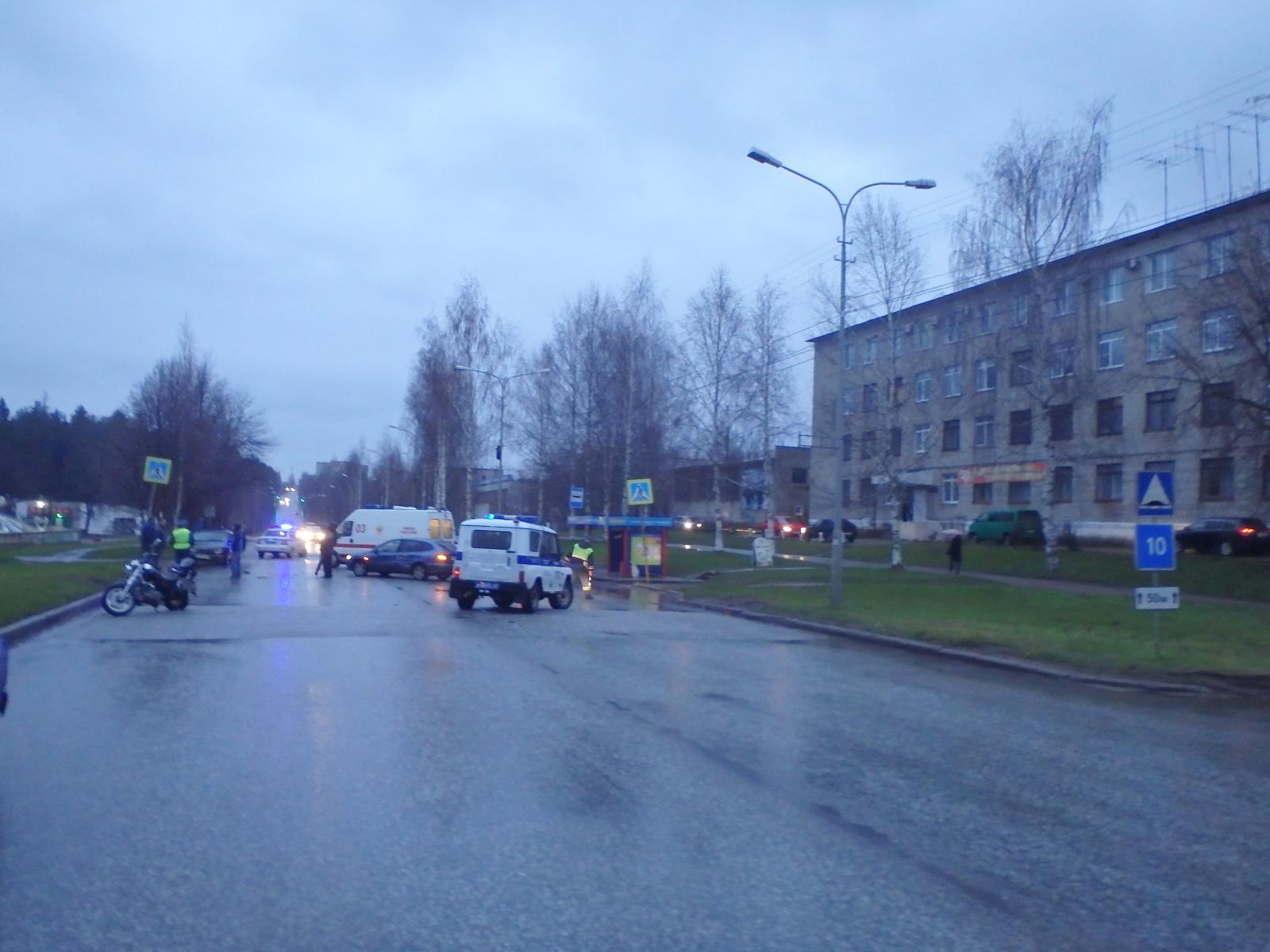 В Чепецке ВАЗ врезался в мотоцикл и иномарку: пострадала 22-летняя девушка