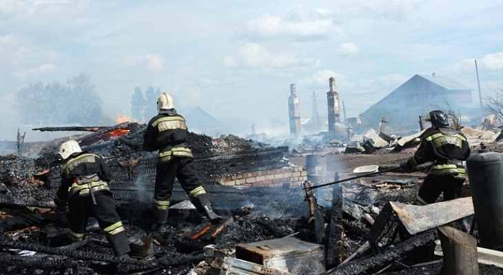 В Орлове сгорели четыре дома: без крыши над головой остались 70 человек