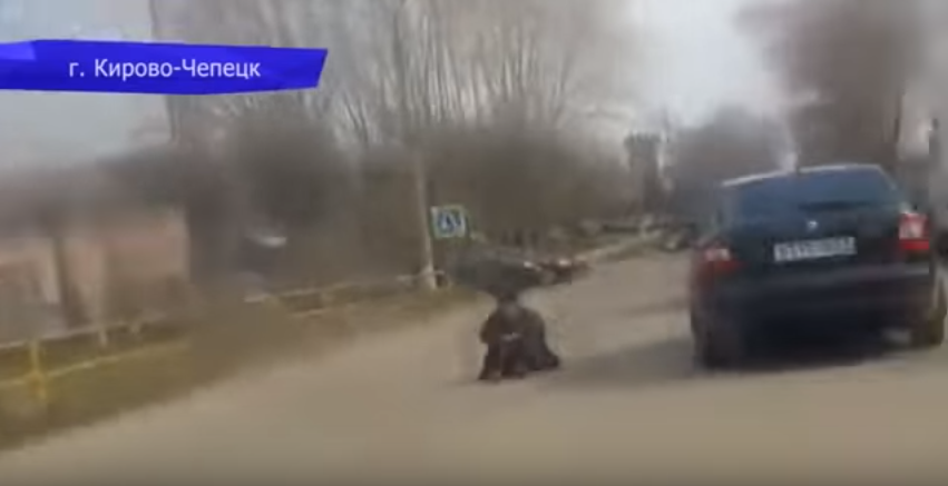 В Чепецке водители сняли странного пешехода, сидящего на дороге