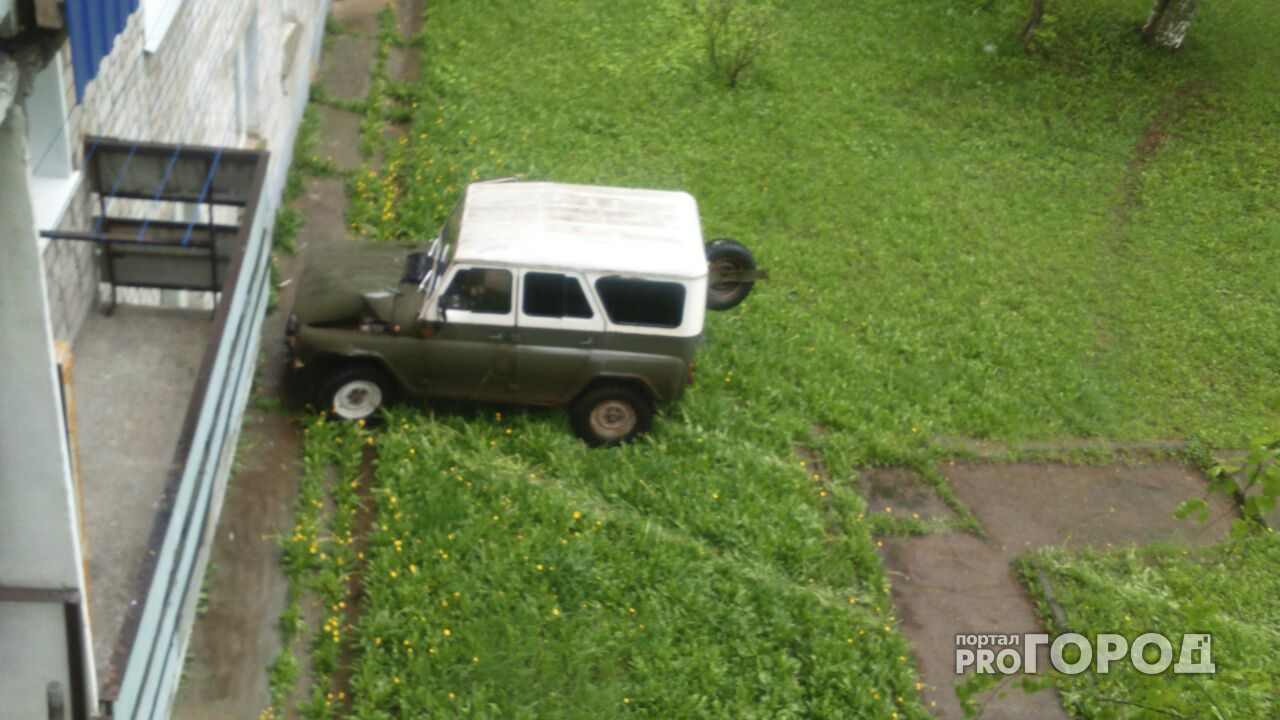 В Чепецке "УАЗ" съехал на газон и врезался в стену