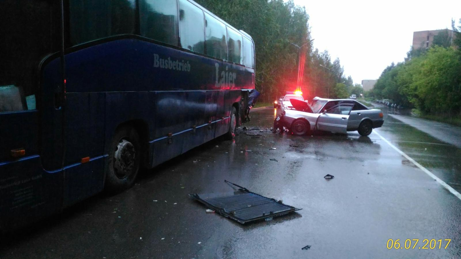 В Чепецке водитель Audi отвлекся во время движения и врезался в автобус