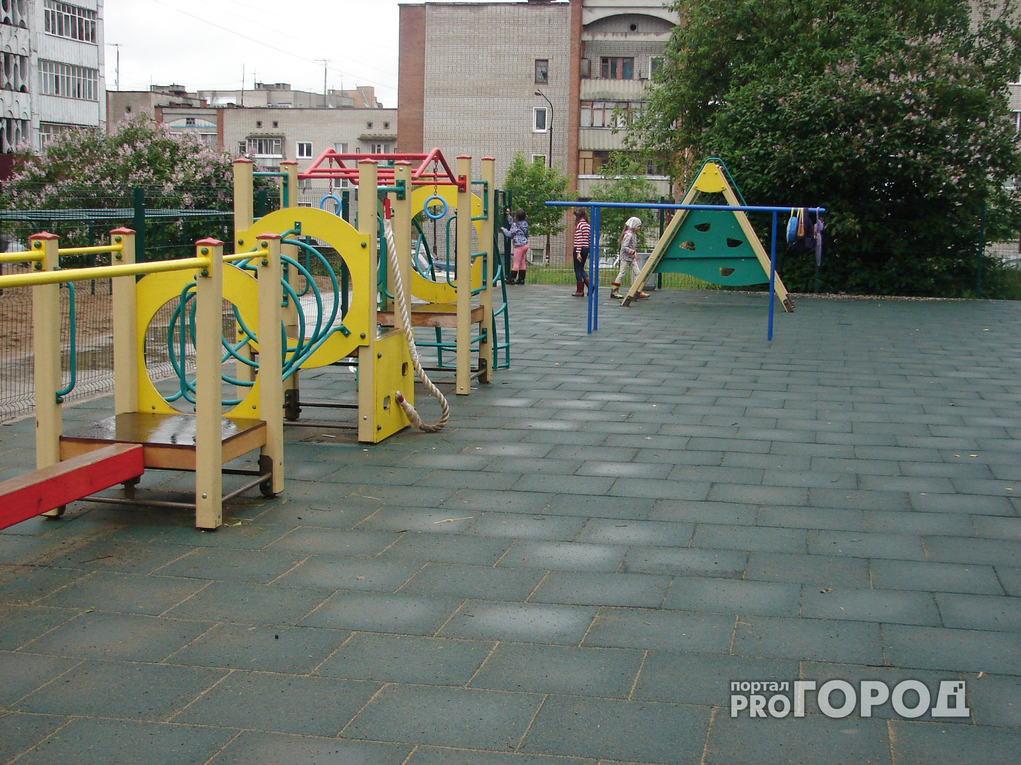 На детской площадке на Первомайской травмировался подросток