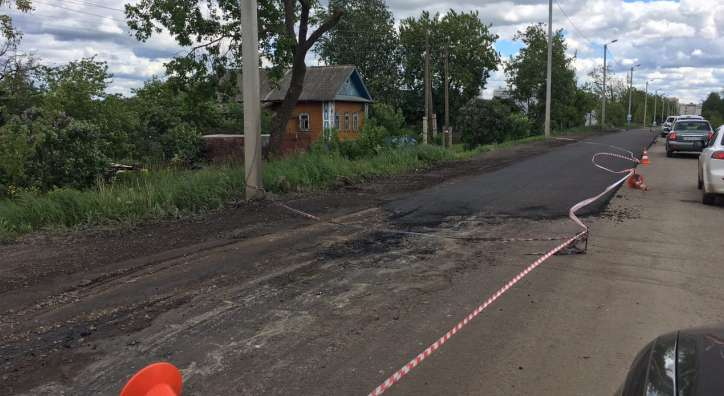Под Кировом жестоко избили рабочего, укладывающего асфальт на дороге