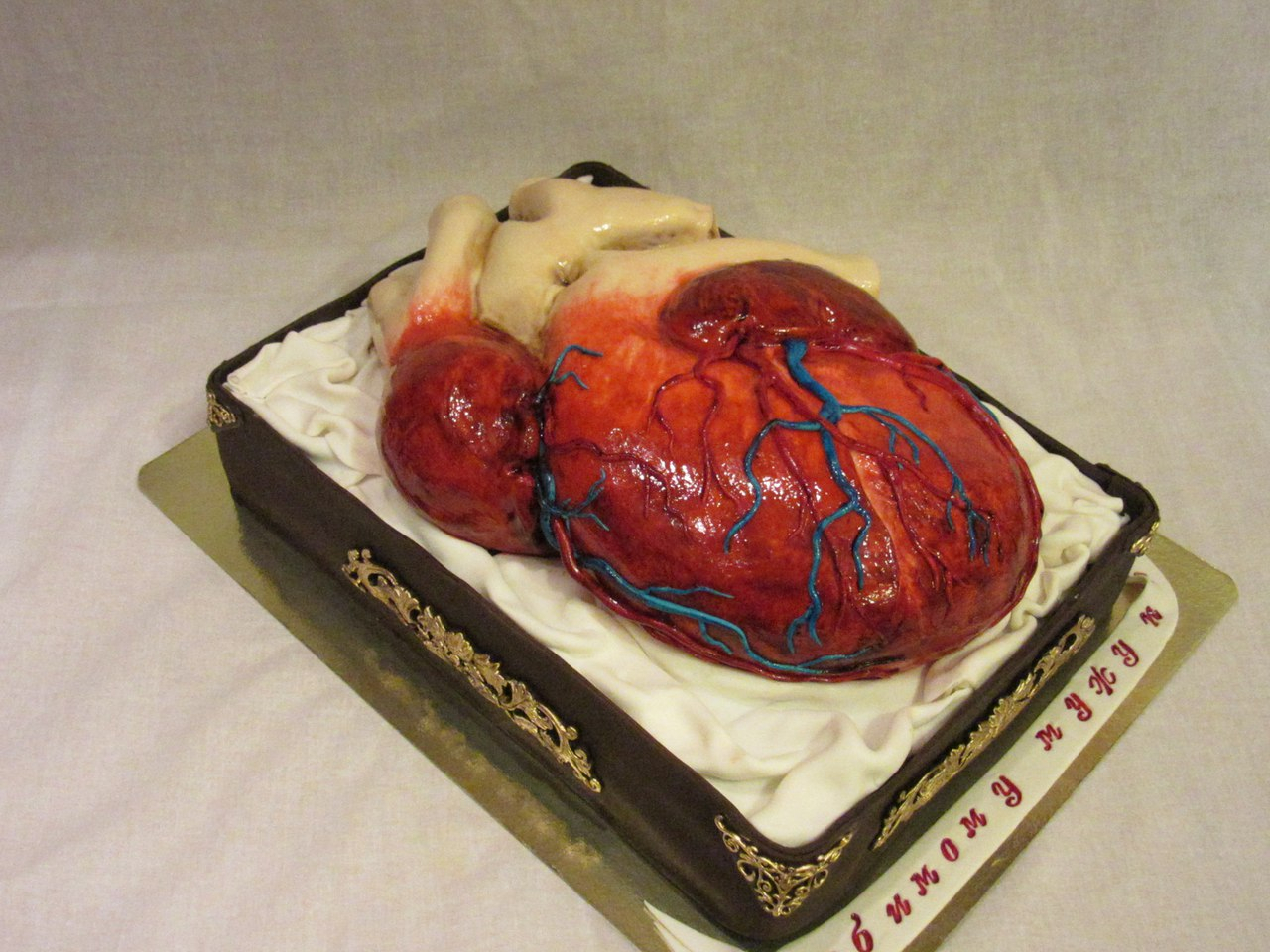 Кондитер: «Однажды девушка заказала торт в виде сердца в подарок мужу с гипертонией»