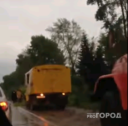 Видео: сломанные деревья и опоры ЛЭП перекрыли дорогу на Просницу