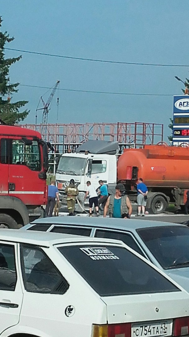 Очевидцы: «В Нововятске рядом с заправкой вспыхнул бензовоз»