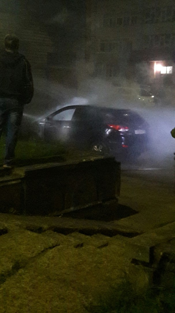 В Чепецке вспыхнула иномарка: пламя перекинулось на рядом стоявшую машину