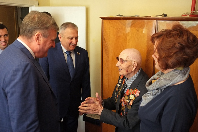 Врио губернатора в Чепецке навестил 104-летнего ветерана
