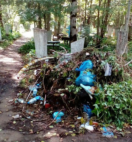 На кладбище Злобино на могилы складывают мусор