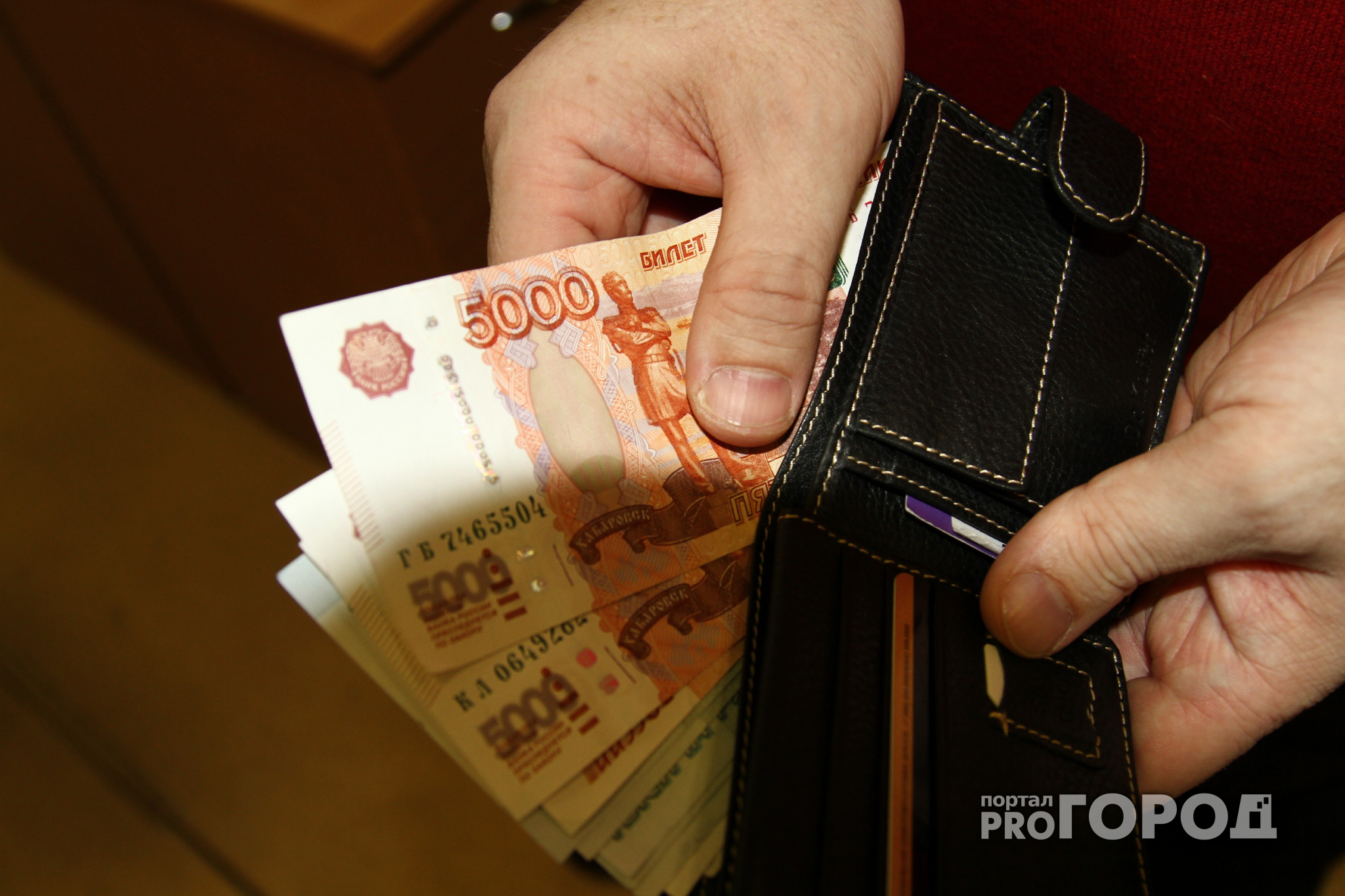 В Чепецке таксист забрал банковскую карту пассажирки и снял с нее деньги