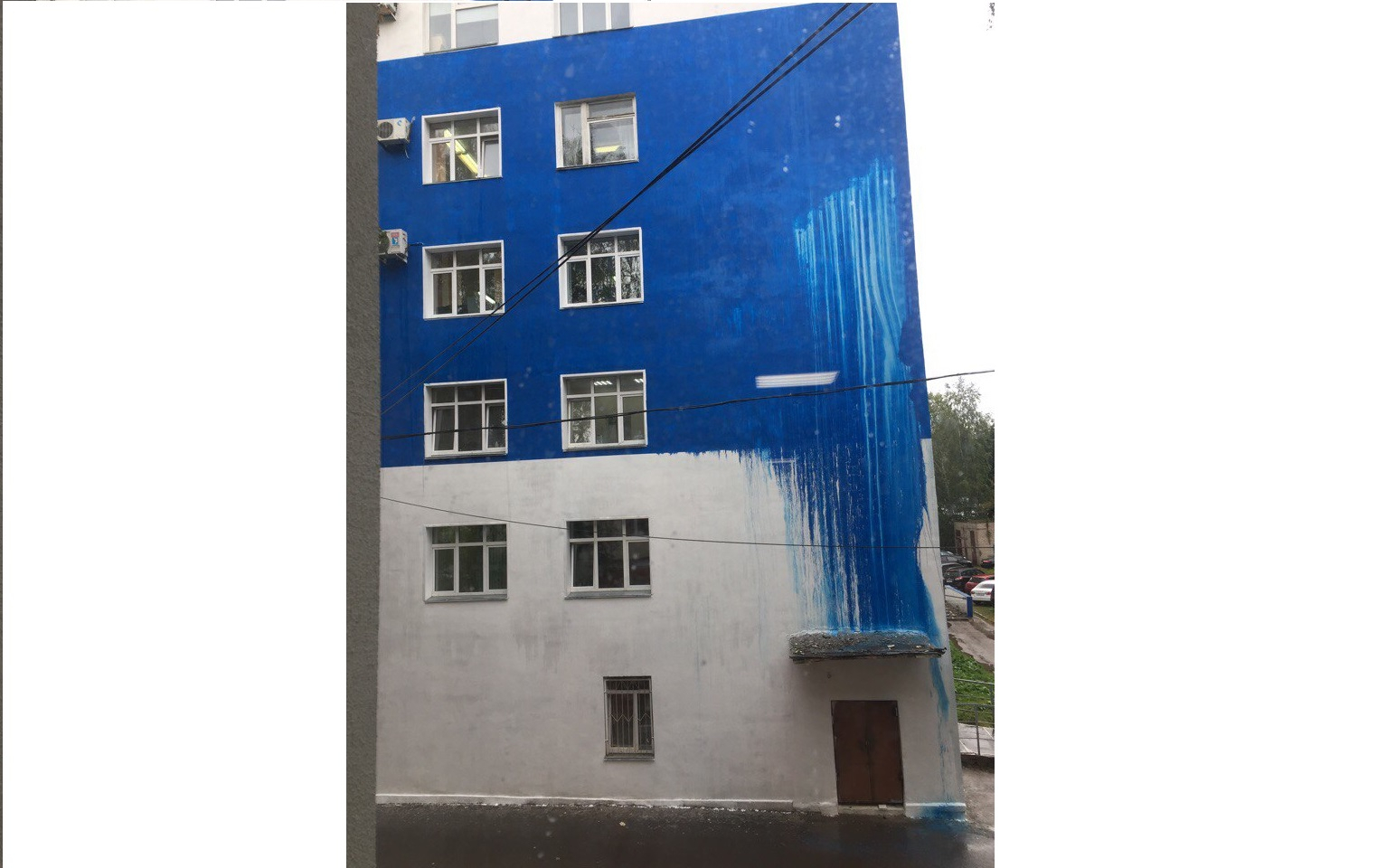 Ливень смыл краску с фасада Кировской областной больницы