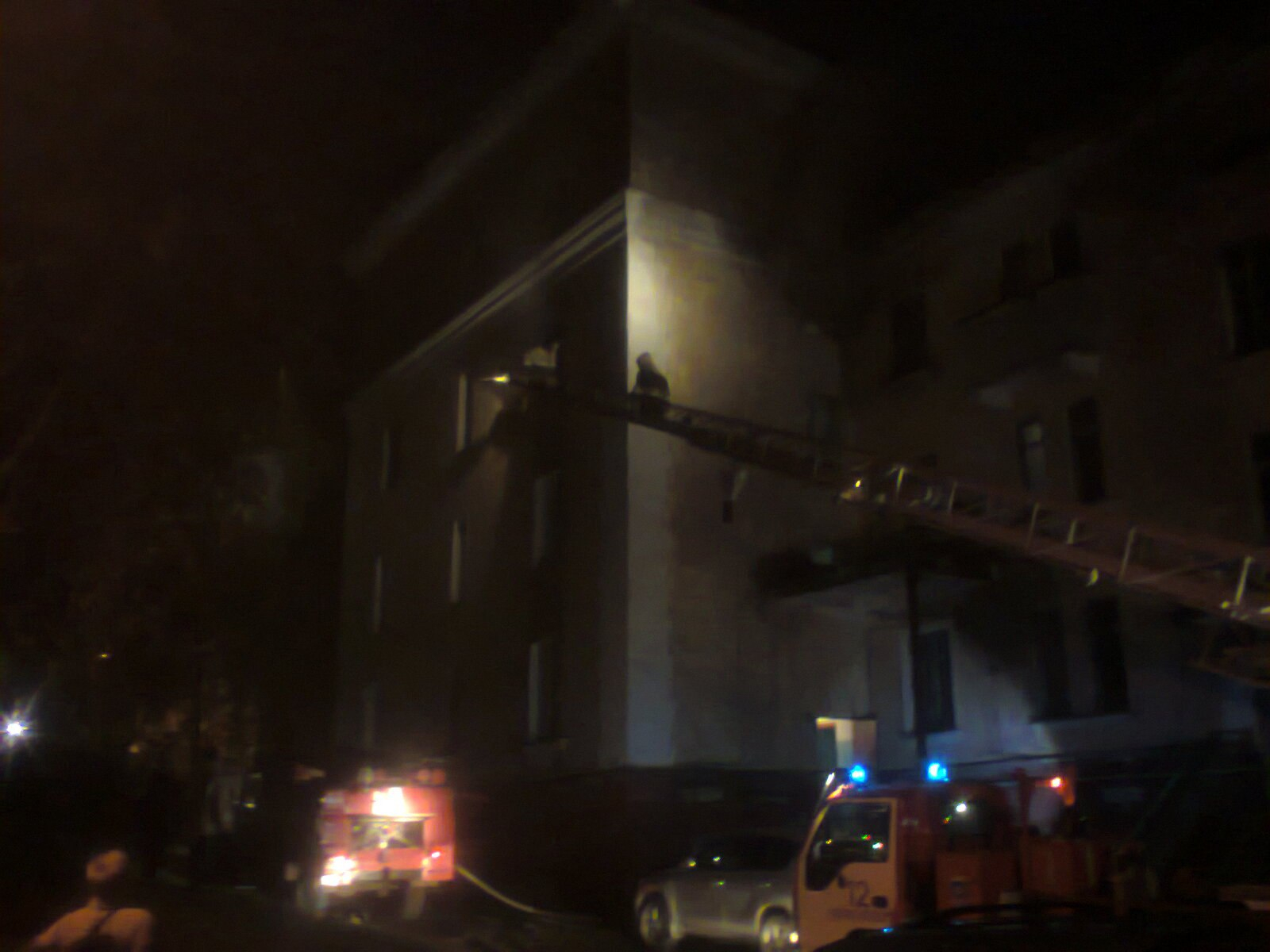 В Чепецке во время пожара спасатели сняли с балкона окровавленного мужчину
