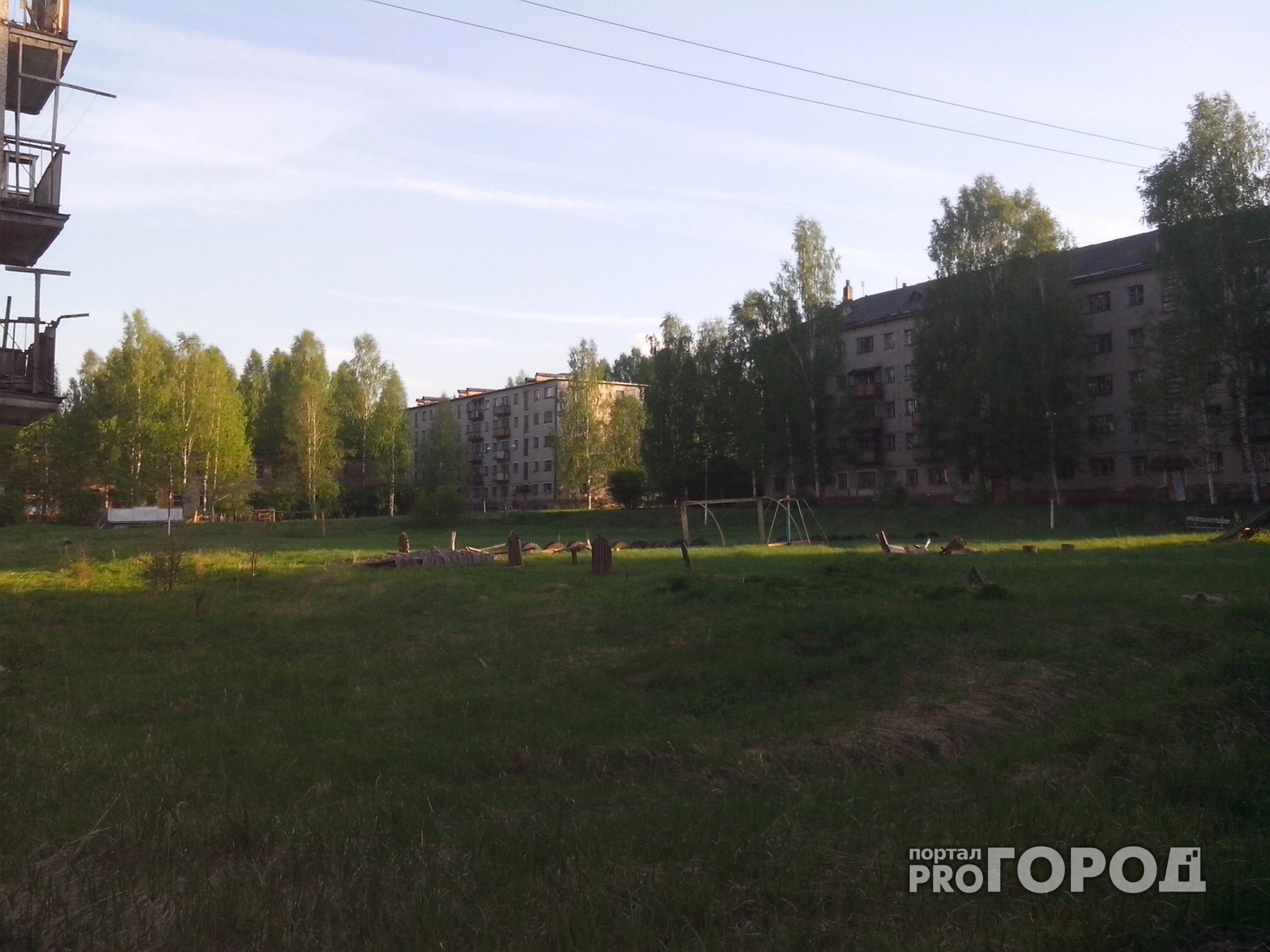 "Уходя, они многое взорвали": репортаж из заброшенного города в Кировской области