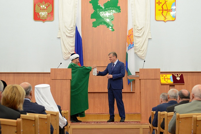 Подарки для губернатора: Игорю Васильеву подарили плетку и мешочек денег