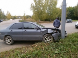 В Чепецке иномарка влетела в столб: водитель отказался от теста на алкоголь