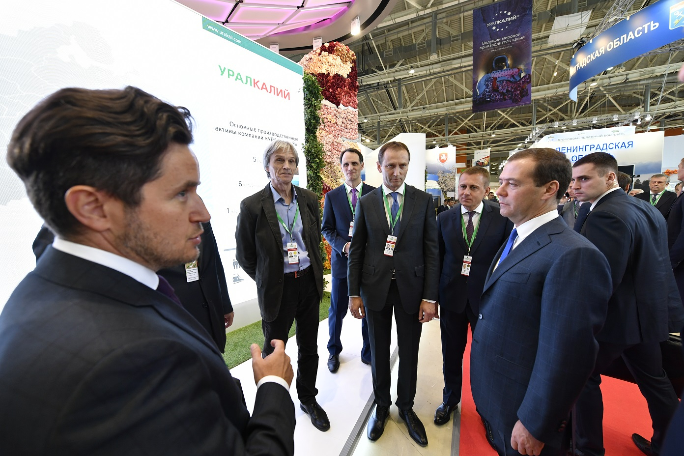 Дмитрий Медведев посетил стенд компании «УРАЛХИМ» на выставке «Золотая осень»  и ознакомился с инновационными проектами Фонда «Сколково»