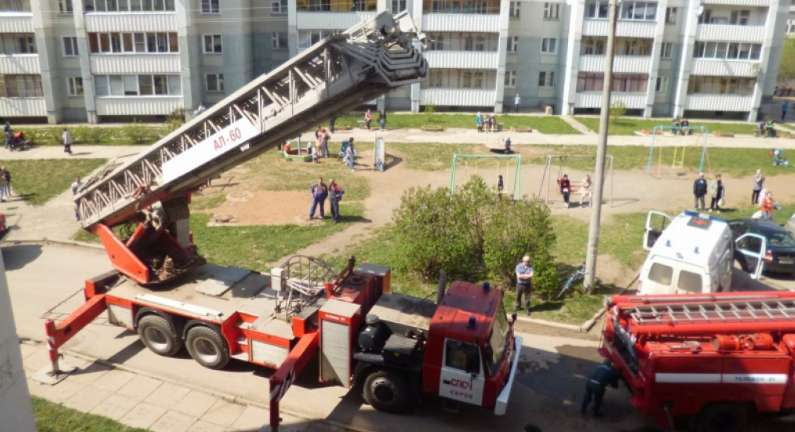 Во время пожара из многоэтажки эвакуировали 25 чепчан