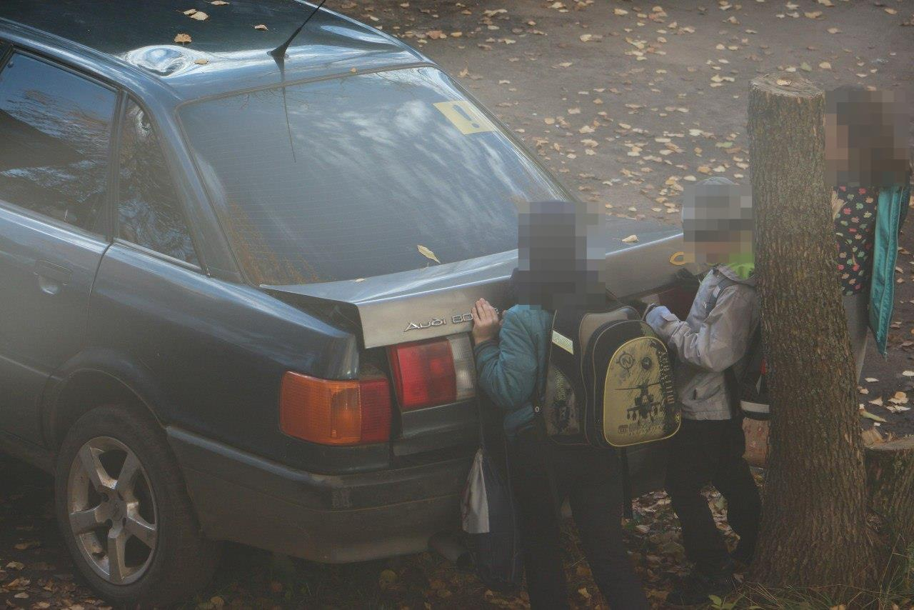 Очевидцы: «На проспекте Мира школьники вскрывают припаркованные машины»