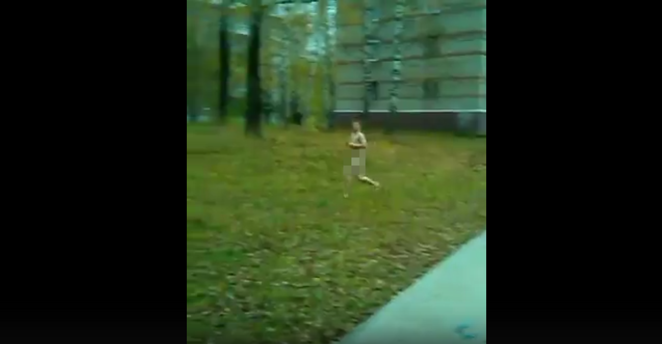 Очевидец: "По Чепецку бегает голый мужчина, который жует свою одежду"
