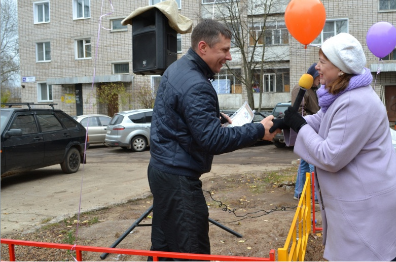 В Чепецке открыли новую детскую площадку