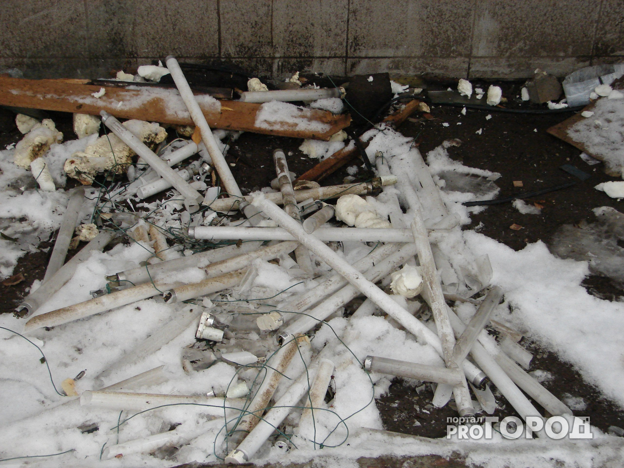 Рядом со школой в Чепецке неизвестные разбили ртутные лампы