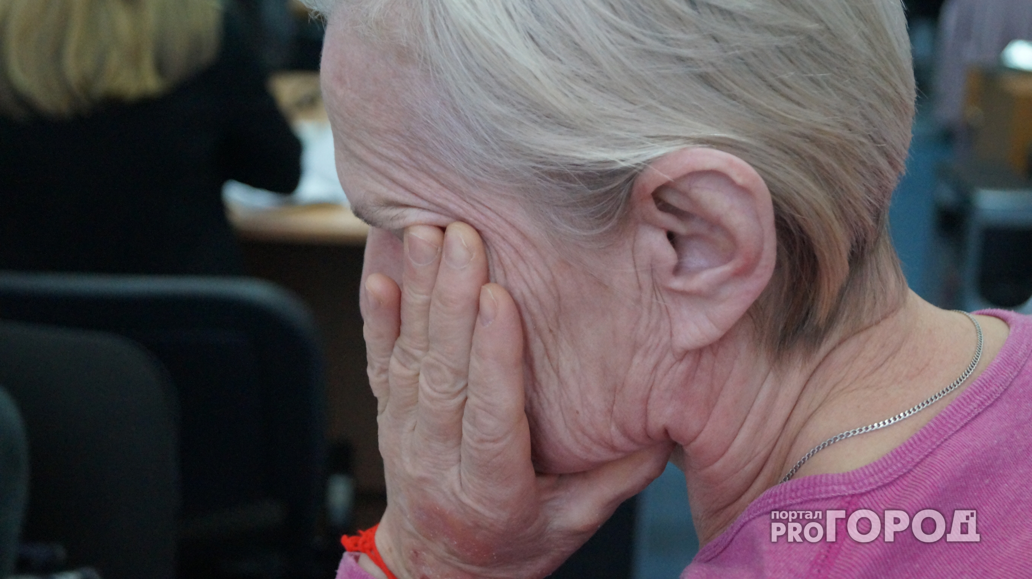 Чепецкие полицейские задержали женщину, избившую пенсионерку поленом