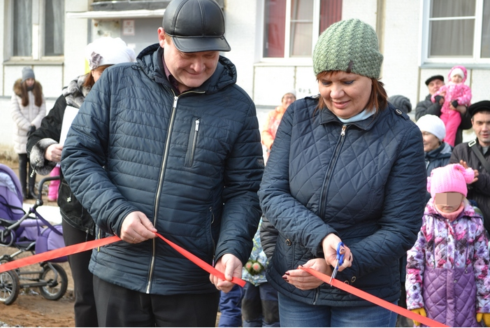 В Чепецке открыли две новые детские площадки