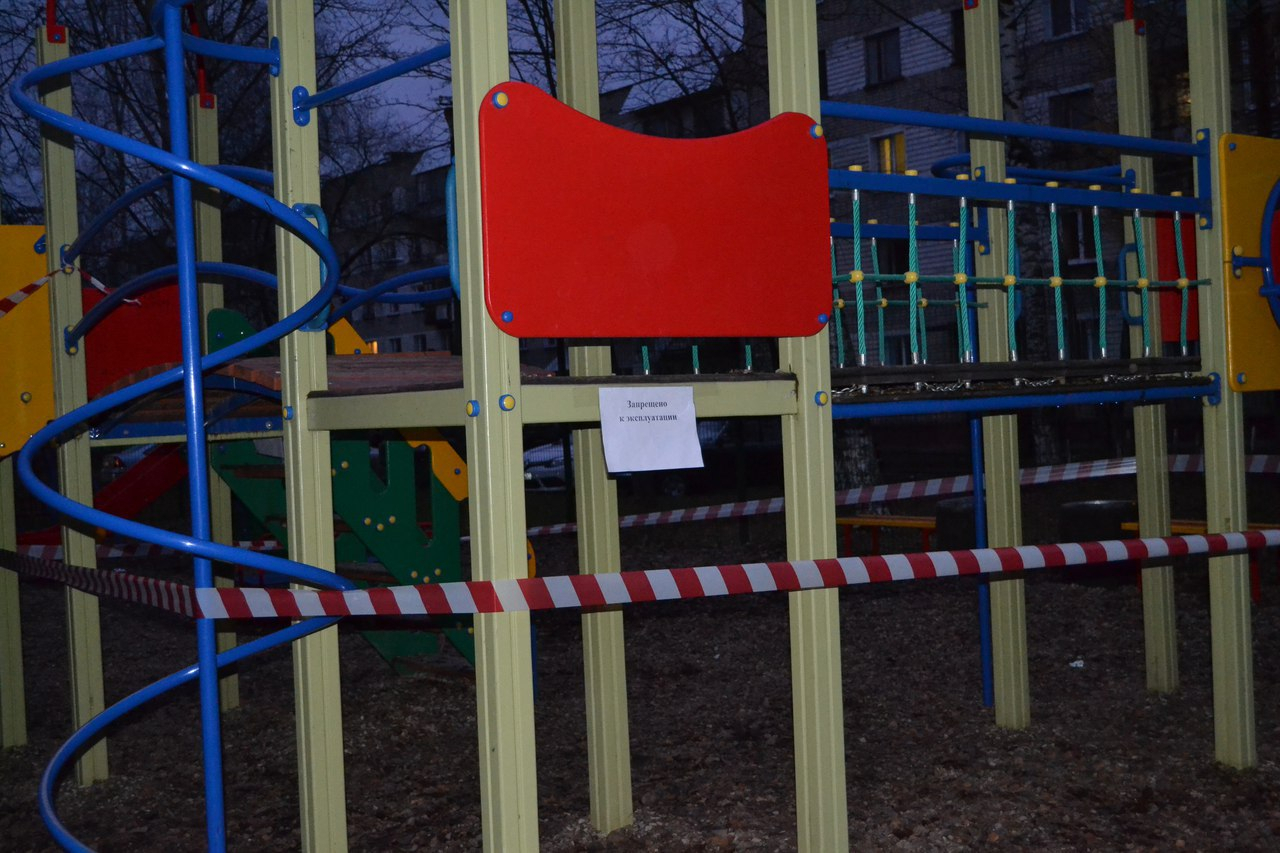 Площадку, на которой пострадал ребенок в Чепецке, огородили