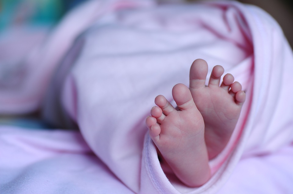 С 2018 года увеличится размер больничных и пособий по рождению детей