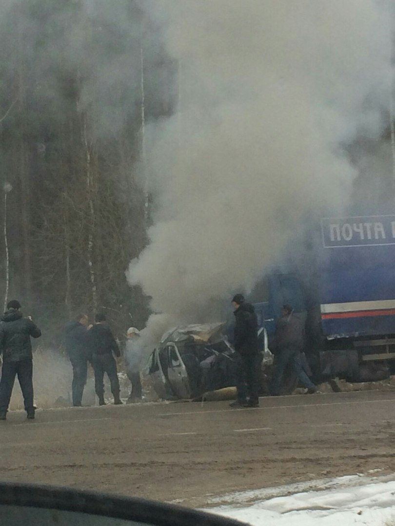 В Кировской области почтовый грузовик столкнулся с "десяткой" и вспыхнул