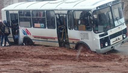 В Кировской области дети три часа провели на холоде в застрявшем в грязи автобусе
