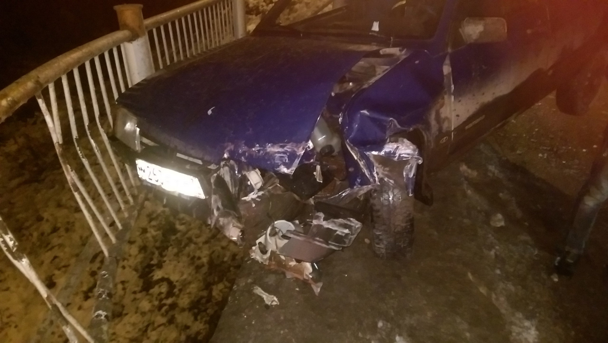 В Чепецке пьяная женщина на ВАЗе протаранила ограждение моста