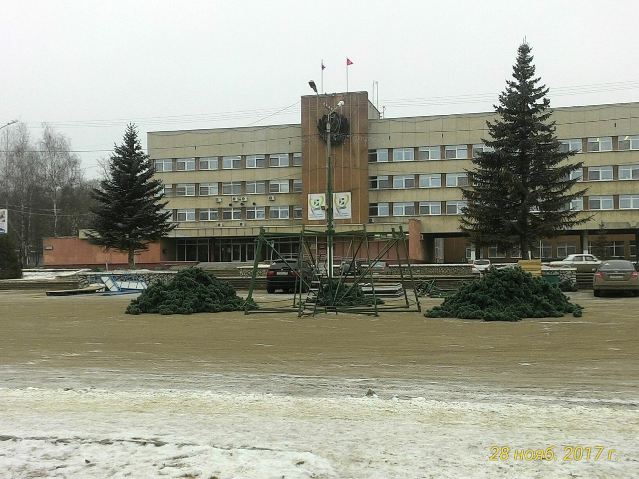 В Кирово-Чепецке начали устанавливать главную городскую елку