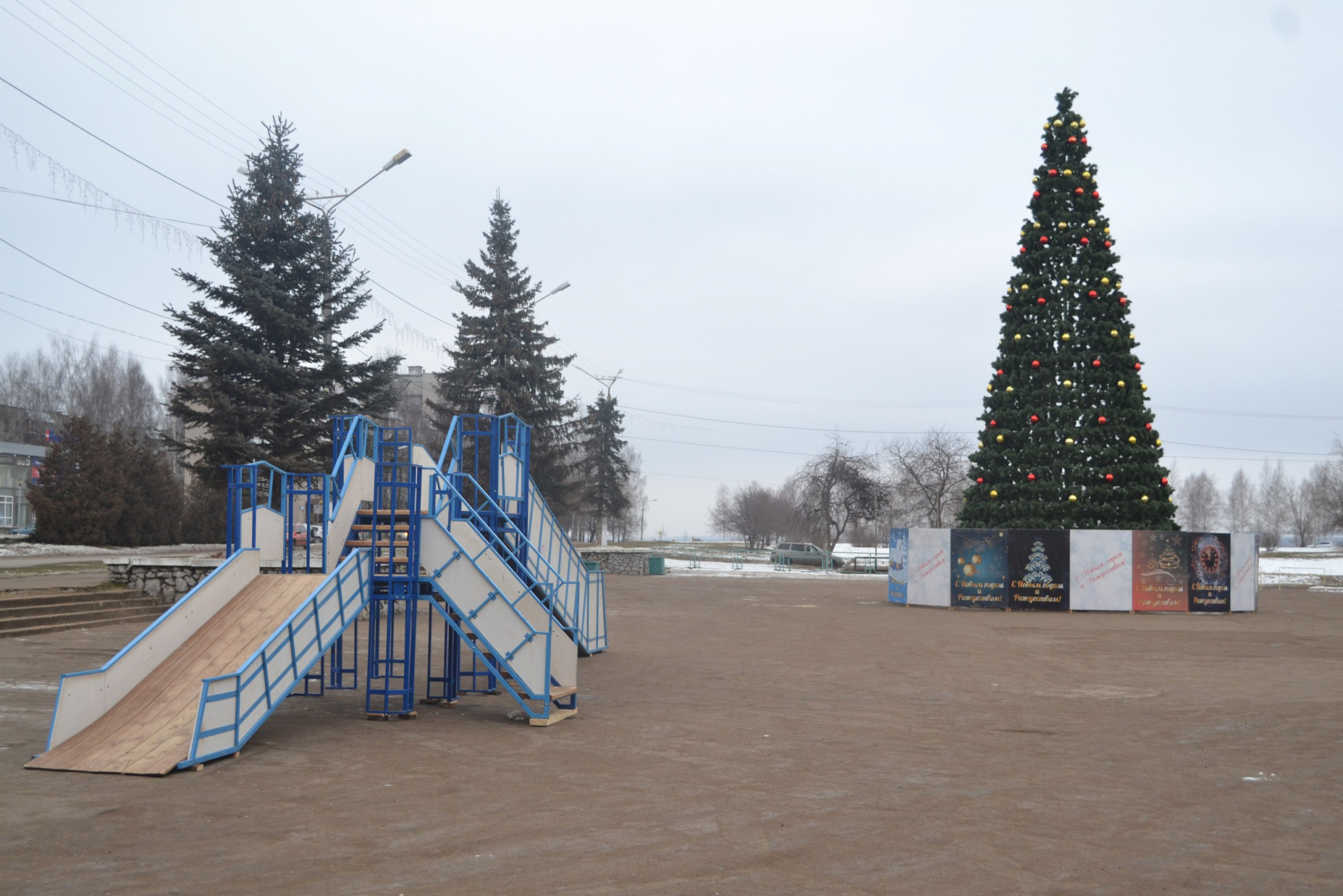 В Чепецке закончили установку главной городской елки