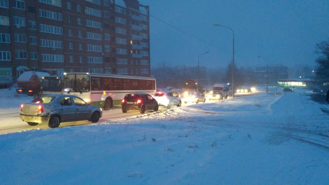 Транспортный коллапс в Чепецке: в городе не успели почистить улицы