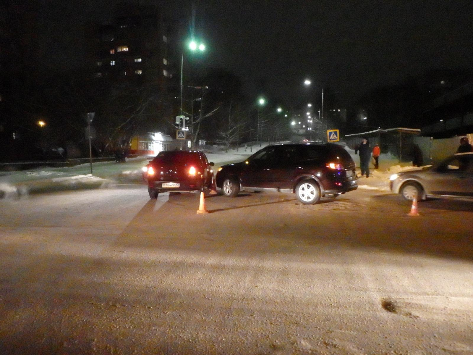 В Чепецке столкнулись две иномарки: пострадала пассажирка одного из авто