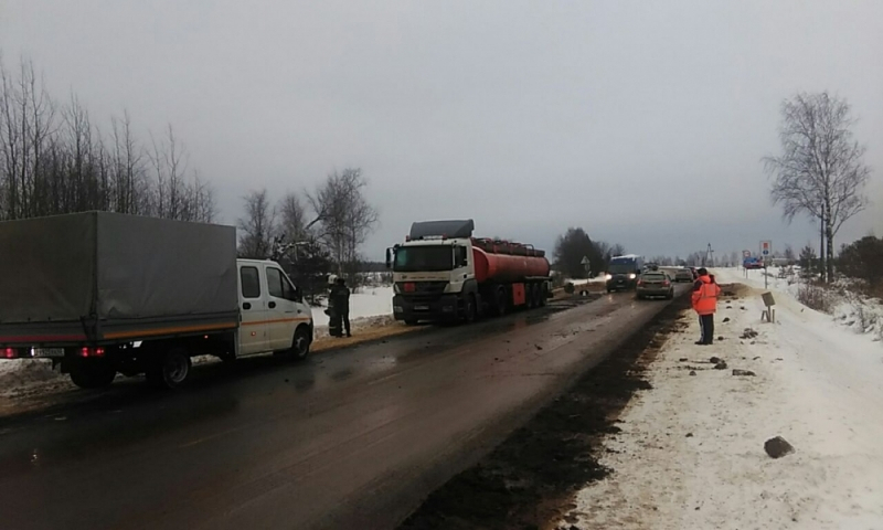 В Кировской области столкнулись грузовик и бензовоз: топливо вылилось на дорогу
