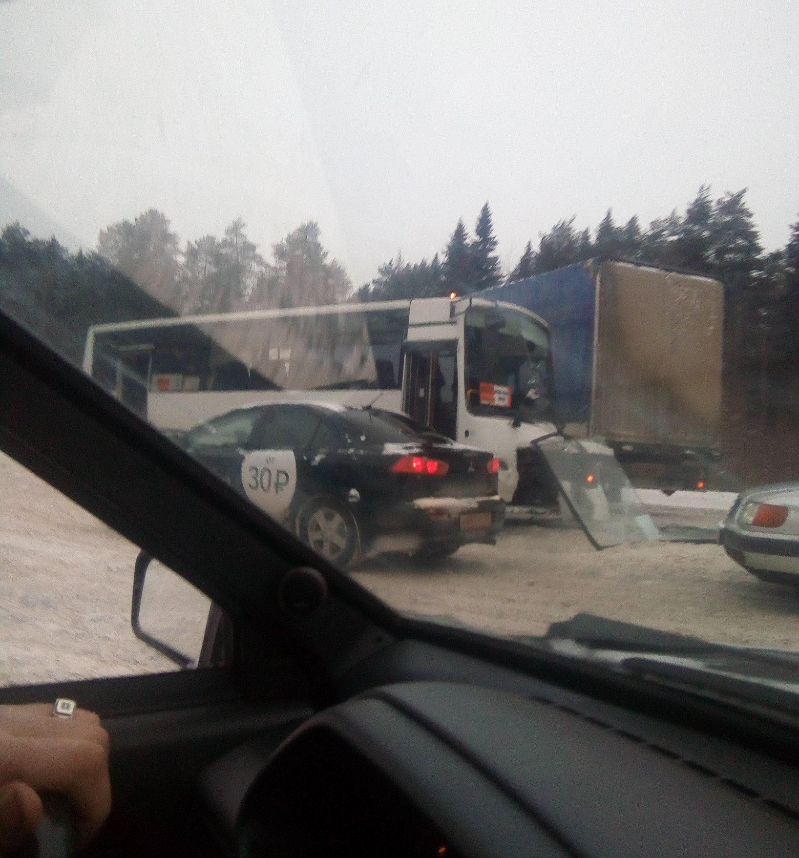 Перед Чепецком столкнулись фура и автобус 103 маршрута: есть пострадавшие