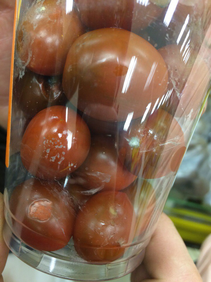 Неприятные сюрпризы в еде чепчан: тухлые помидоры и остатки пачки в масле