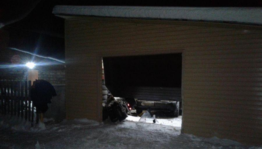 В Чепецком районе бесправник на снегоходе протаранил гараж