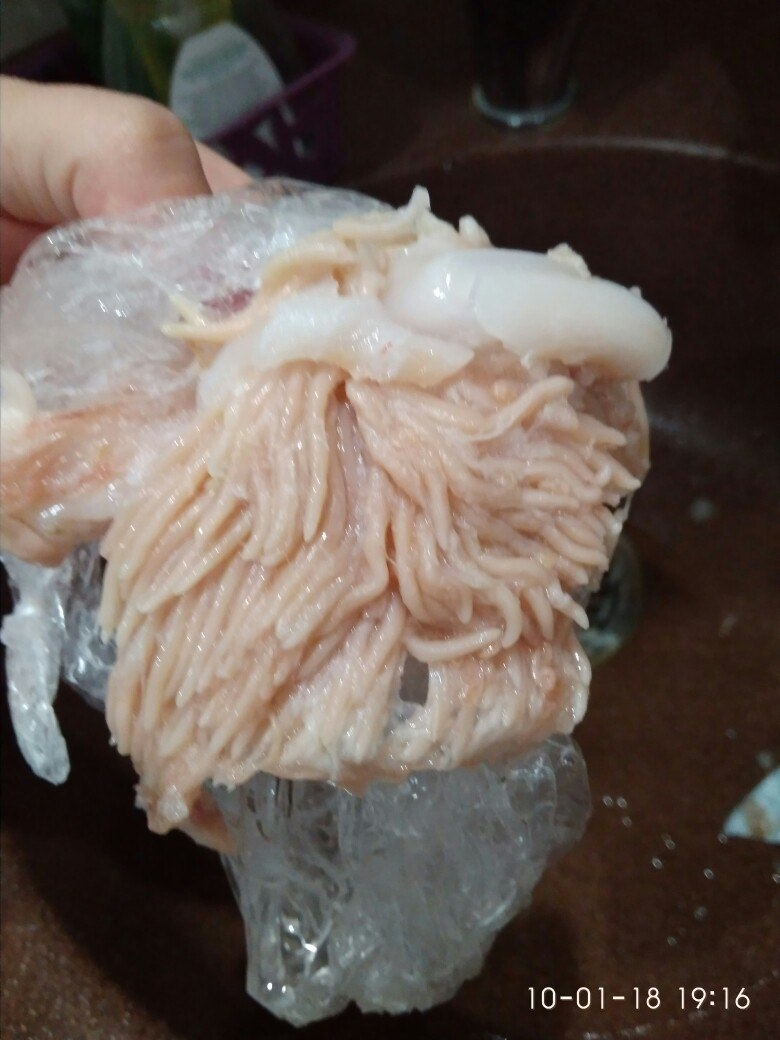 Чепчанке попался неприятный "сюрприз" в размороженном филе трески