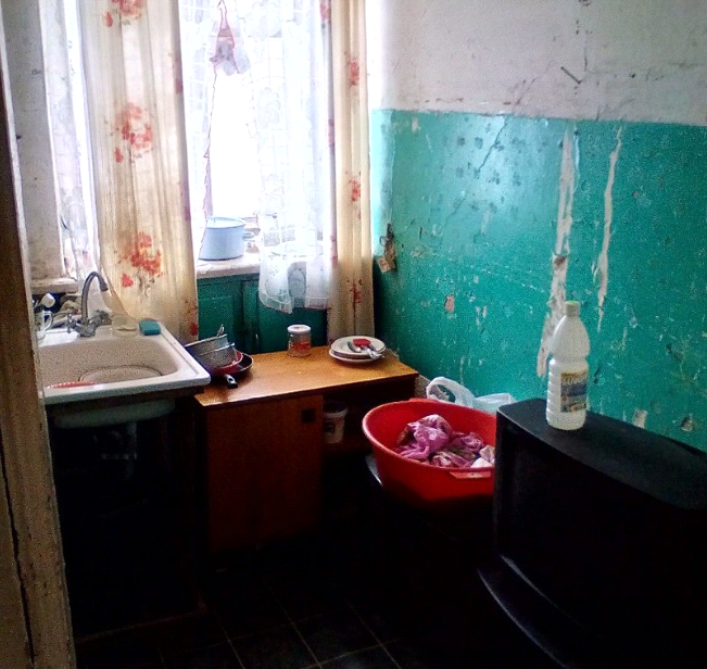 Сирота из Шутовщины: "Пока я жила в детдоме, нашу квартиру превратили в бомжатник"