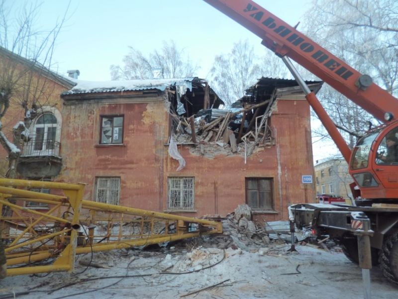 Обследование дома, на который упал кран в Кирове, завершено