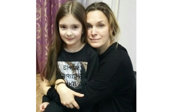 Юная чепчанка обменялась подарками с актрисой Мариной Могилевской