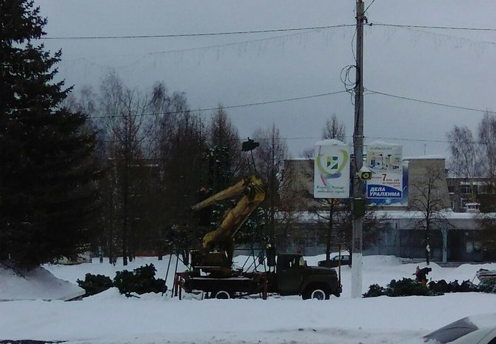 В Кирово-Чепецке убрали главную новогоднюю елку