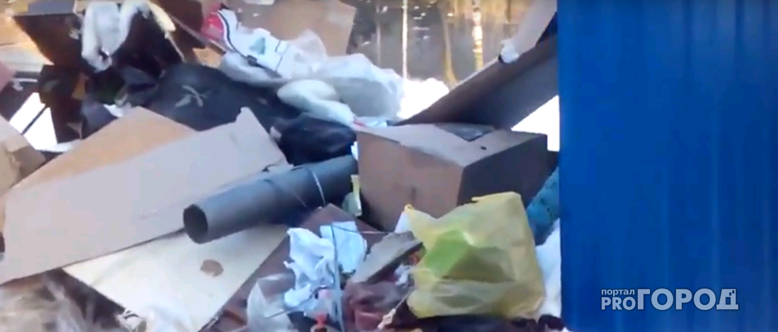 На Сосновой жители выкидывают мусор у контейнера, который закрыт на замок