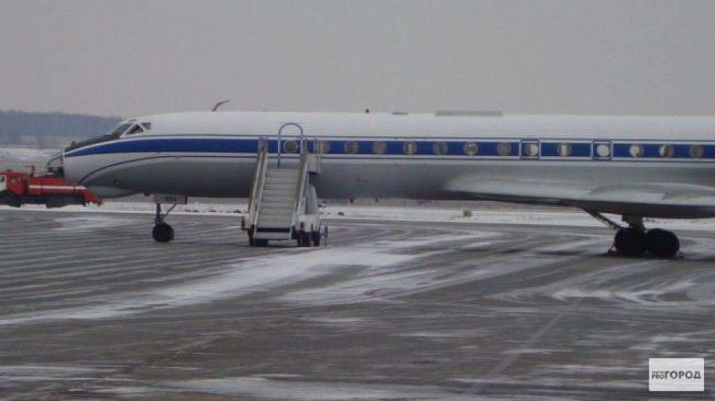 Самолет, в котором умерла 28-летняя женщина, экстренно сел в Кирове
