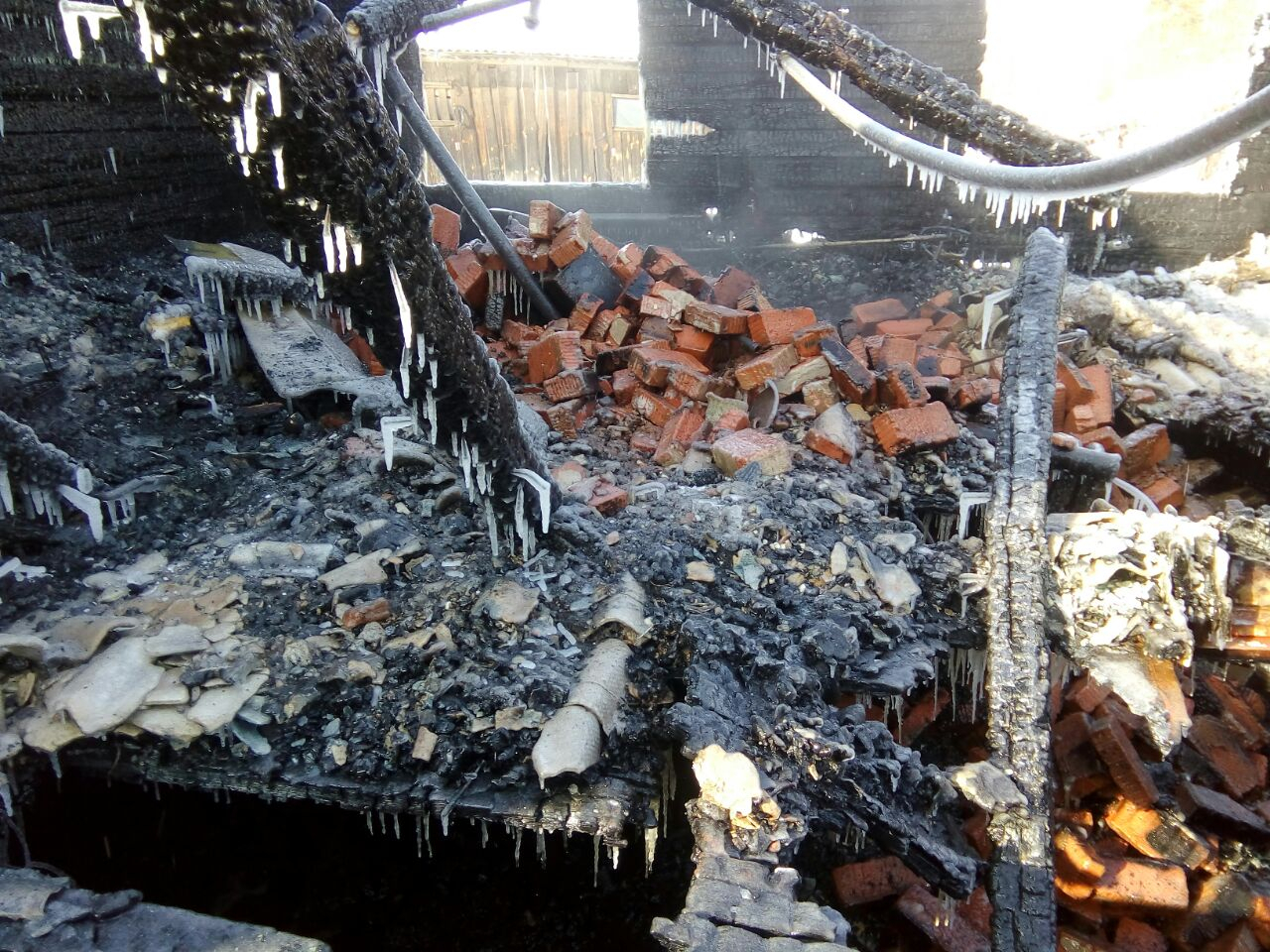 В Кировской области в пожаре погибли ребенок и 28-летняя девушка